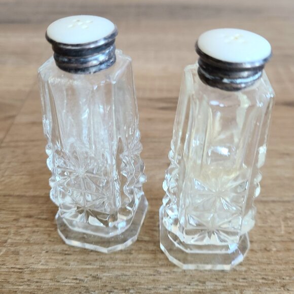 Vintage glass salt & pepper shakers. - Picture 3 of 4